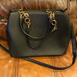 Black handbag in almost perfect condition. No brand.